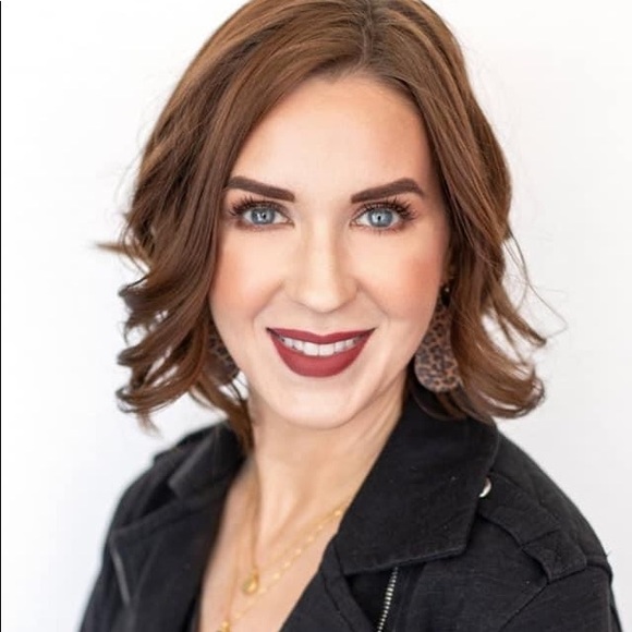 Meet your Posher, Laura - Picture 2 of 2